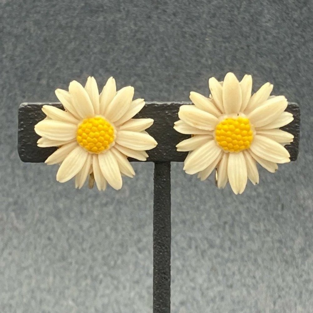 Sarah Coventry Clip On Earrings Daisy Flower White Yellow Acrylic Soft Girl